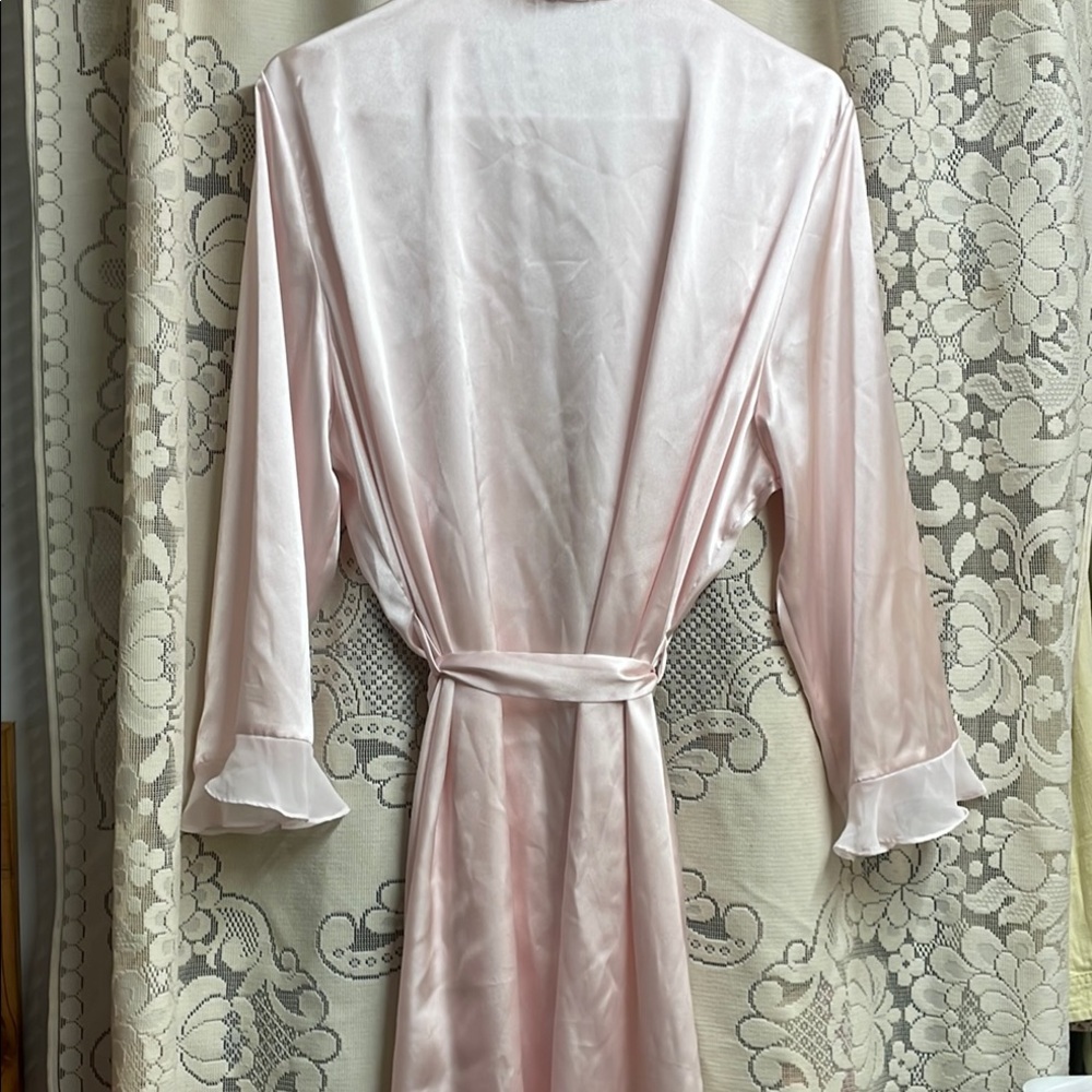 Elegant Pink Satin Robe - Picture 5 of 6